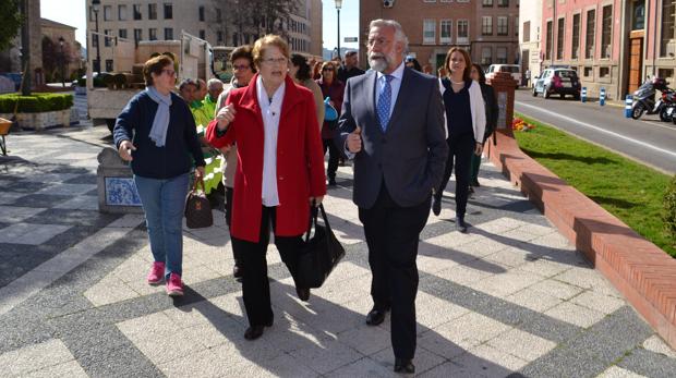 El alcalde de Talavera, este martes, durante una ruta guiada