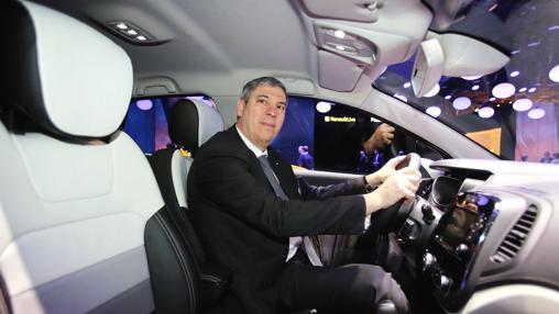 El presidente del Grupo Renault España, José Vicente de los Mozos, en el nuevo Captur en el Salón de Ginebra 201