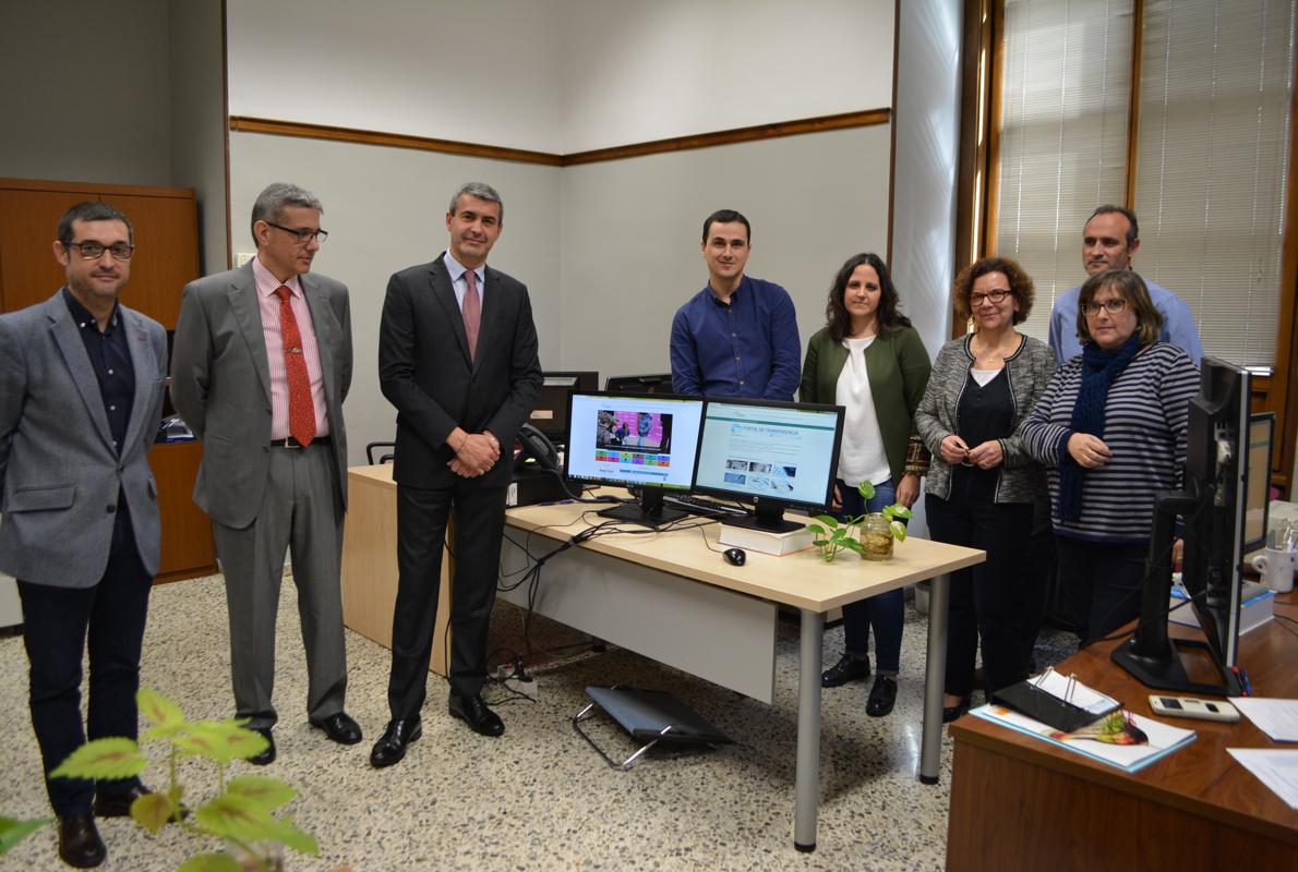 Álvaro Guriérrez y Fernando Muñoz, con el equipo de técnicos informtáticos de la Diputación