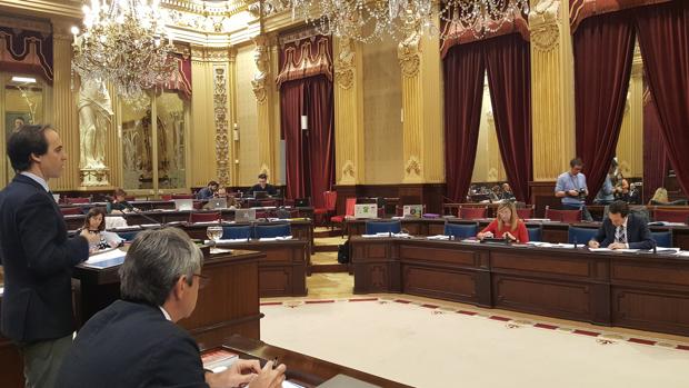 Los diputados de Podemos abandonan la sesión durante la intervención del diputado del PP Álvaro Gijón