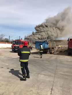 Impresionante nube de un humo en el incendio de una balsa del matadero del Polígono