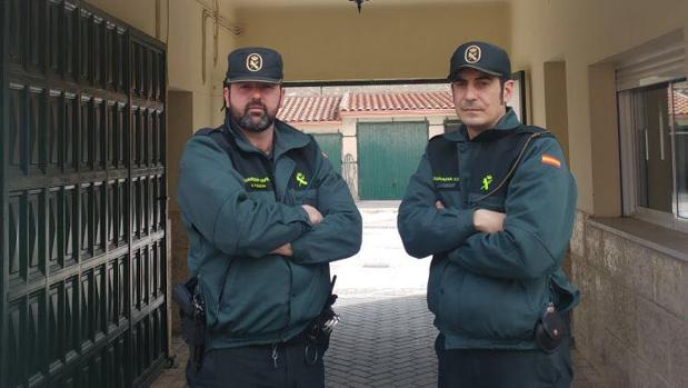 Carlos Manuel Pérez y Luis Paniagua, los dos guardias civiles que salvaron a un bebé de morir asfixiado