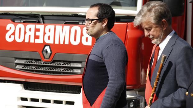 El alcalde de Zaragoza indigna a los bomberos al prohibirles la misa de su patrón