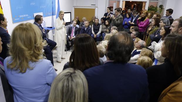 Cifuentes, en uno de sus últimos actos de campaña para la presidencia del PP de Madrid, en Tres Cantos
