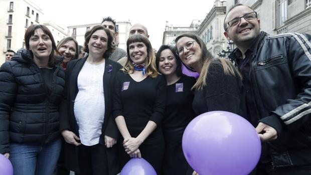 La alcaldesa de Barcelona, Ada Colau, durante el acto de apoyo al paro internacional de mujeres celebrado este mediodía frente al Ayuntamiento