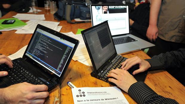 «Hackers» trabajan con sus ordenadores portátiles