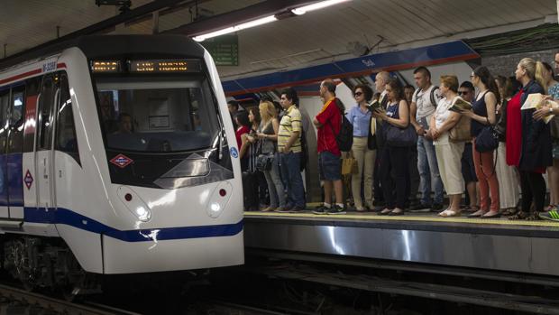 Varios pasajeros esperan la llegada del Metro, el primer día de paros convocados