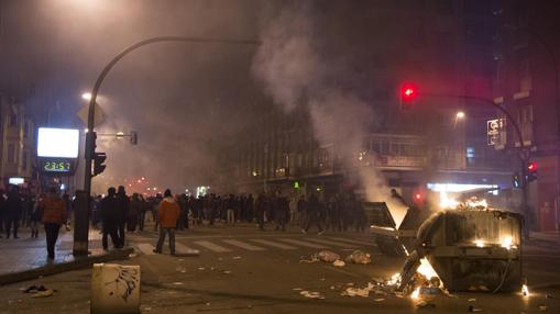 Quema de contenedores en una de las noches de los incidentes