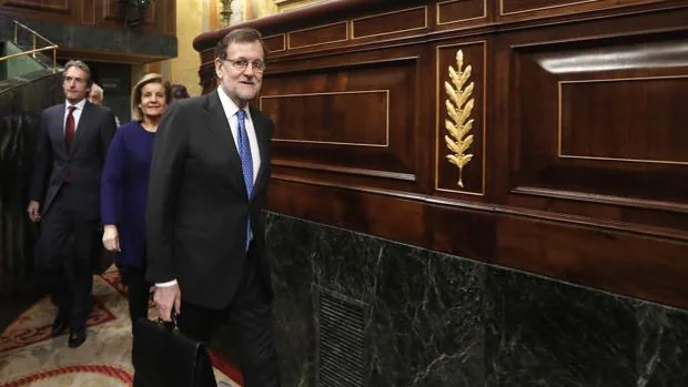 El presidente Mariano Rajoy, este miércoles en el Congreso, seguido de Fátima Báñez e Ïñigo de la Serna