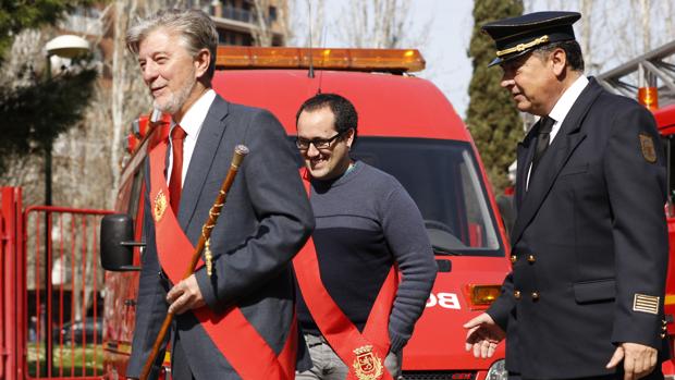 El alcalde de Zaragoza, bastón de mando en mano, durante su visita a los bomberos el día de su patrón