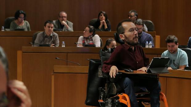 Pablo Echenique pasa por el hemiciclo ante los diputados de su partido