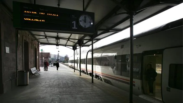 Un tren estacionado en la estación de Teruel