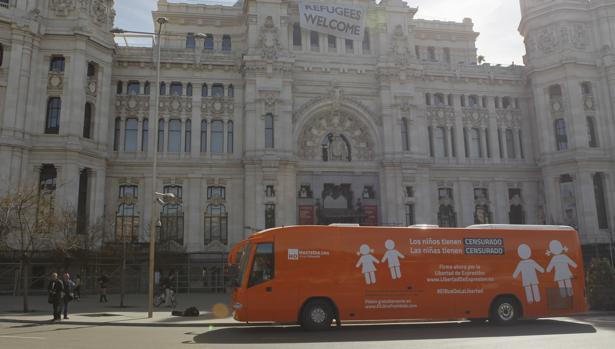 El polémico autobús de Hazte Oir, en su tercera versión, ante la sede del Ayuntamiento de Madrid