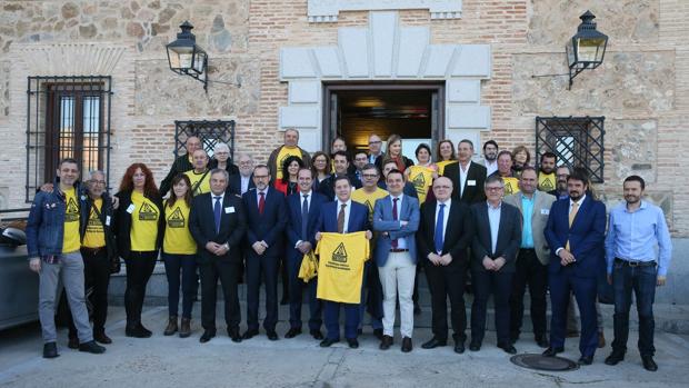 Miembros del Gobierno de Castilla-La Mancha y del Grupo Socialista posan este jueves en las Cortes con simpatizantes de los movimientos «antifracking»