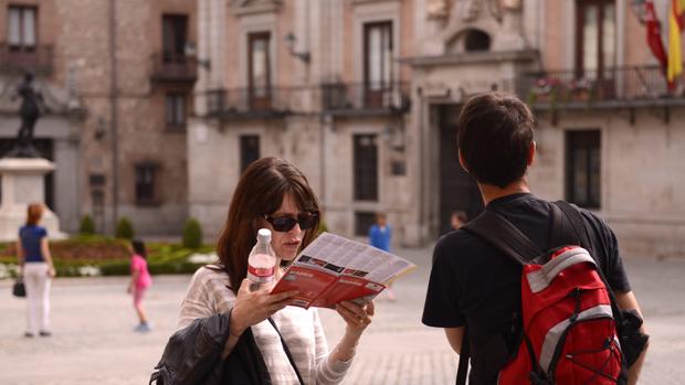 Turistas visitando la Plaza de la Villa, en Madrid