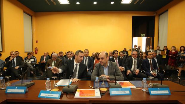 Sánchez conversa con el alcalde de Alicante, Gabriel Echávarri, durante el acto en el Marq