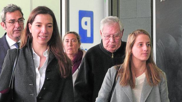 El exdirector administrativo del Palau de la Música, Jordi Montull (segundo por la derecha ), y su hija Gemma Montull (centro de la imagen)