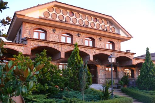 Fachada principal de Hacienda Villarta, en Escalona