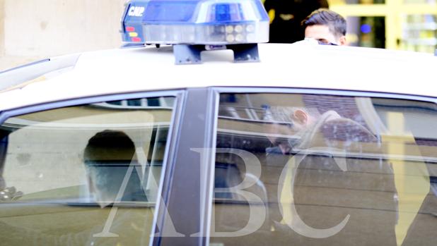 José Manuel Yañez abandona la Comisaría en un coche policial