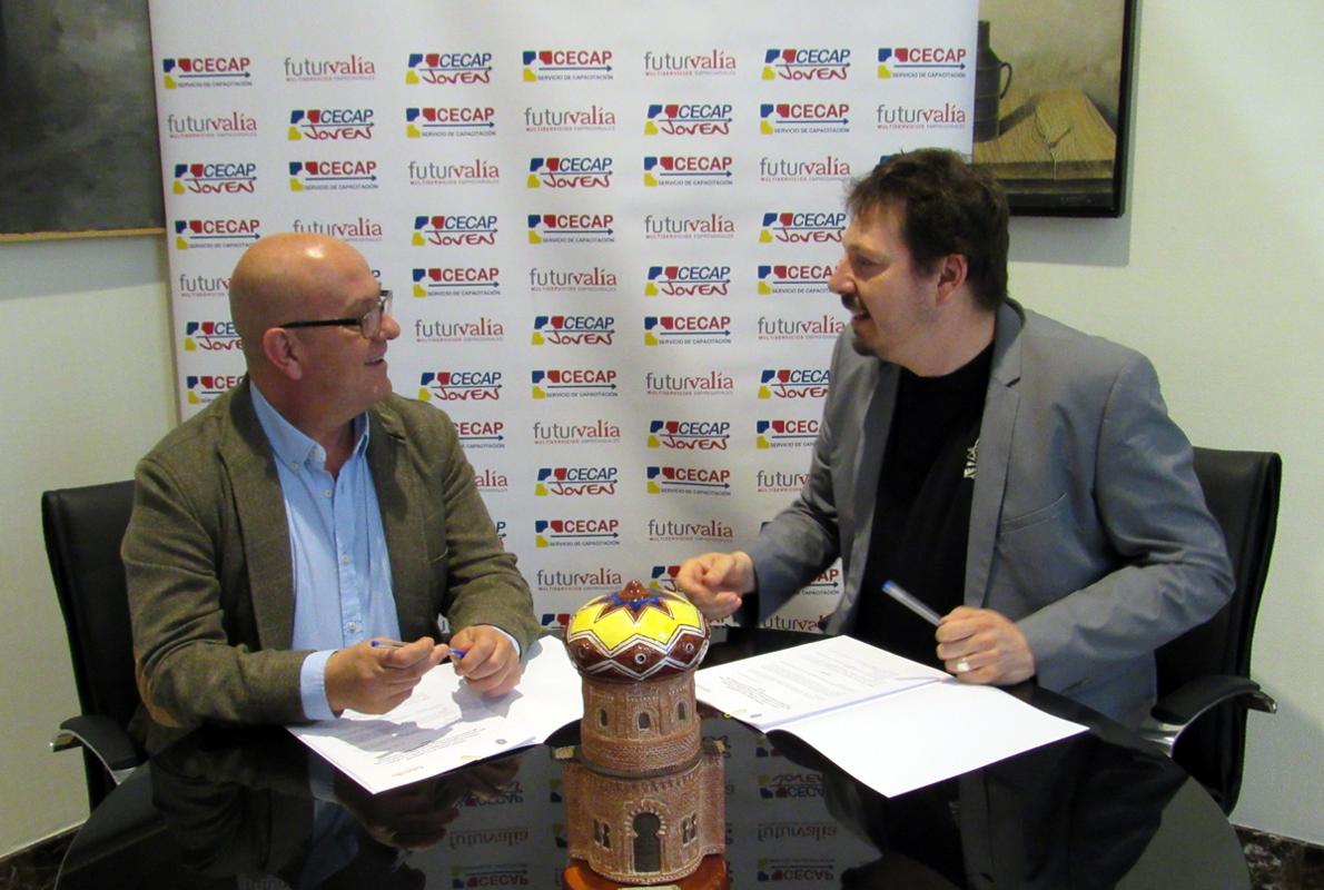 Emilio Bravo y Andrés Martínez durante la firma del acuerdo