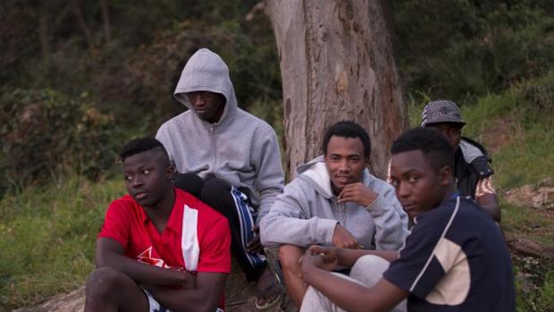 Jóvenes de Costa de Marfil en los alrededores del CETI de Ceuta