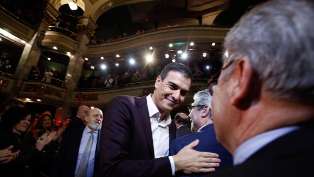 La alcaldesa de París apoya a Pedro Sánchez como referente de la socialdemocracia