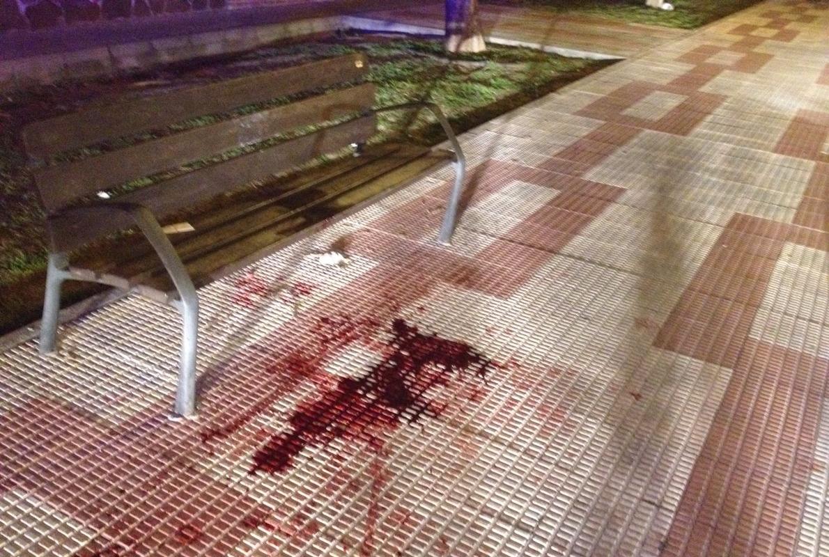 Una gran mancha de sangre se observa en el lugar del recinto ferial donde ha sido hallado el joven