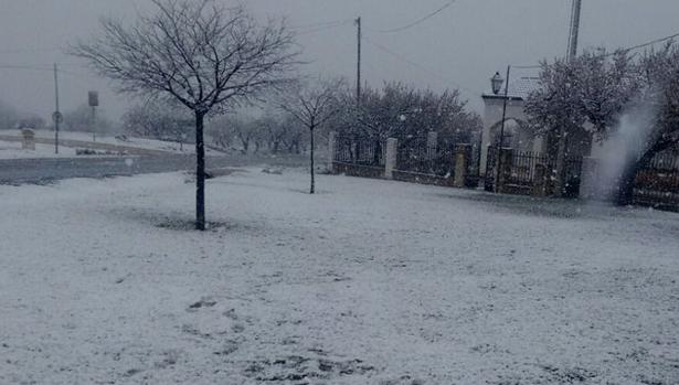 Aldea de la Fuente de la Sabina ha amanecido con un manto de nieve