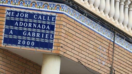 Mancha donde falta la placa junto a la que indica el premio a la calle mejor adornada, sin identificar