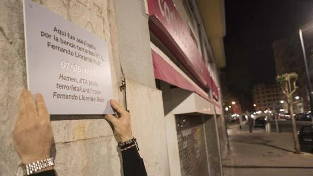 Covité colocó placas en recuerdo a las víctimas en Bilbao y San Sebastián