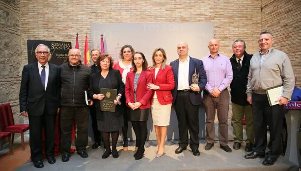 La alcaldesa de Toledo, el padre Quillo y Ana Pérez, presidenta de la Junta de Cofradías, con Miguel Ángel Olmos, premiado con el «Nazareno de Honor», y los galardonados en el concurso fotográfico