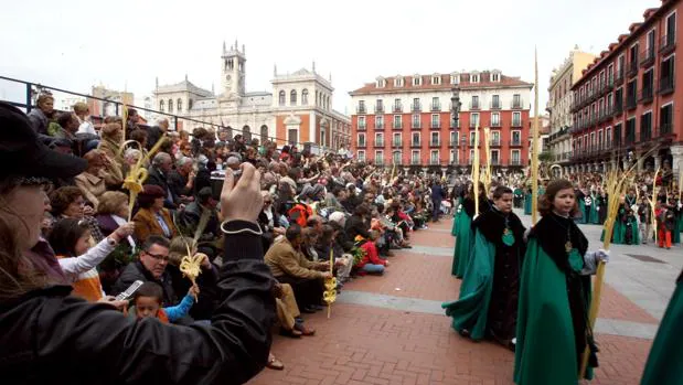 Turistas observan la procesión del Domingo de Ramos en Valladolid