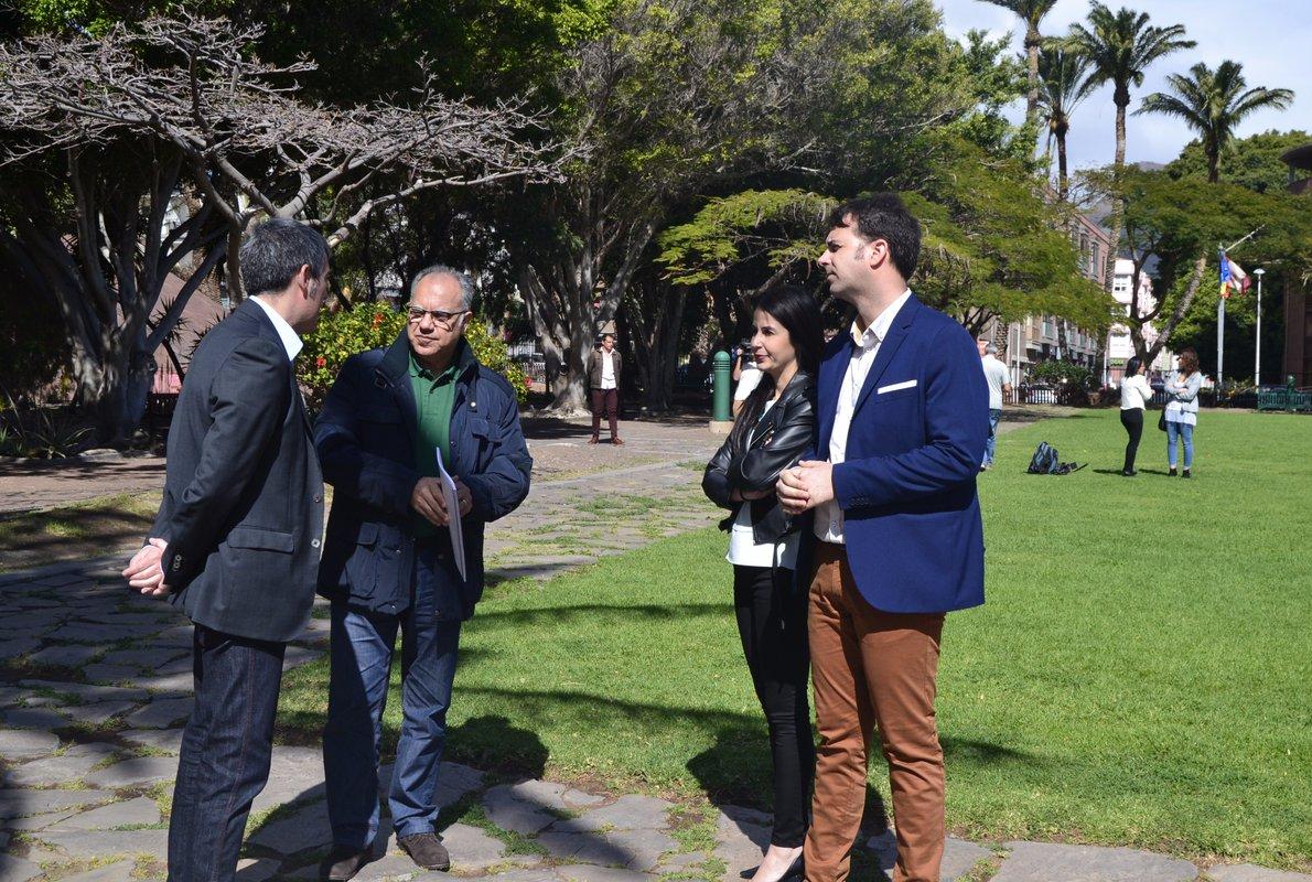 El presidente canario, Fernando Clavijo (CC), y el presidente de La Gomera, Casimiro Curbelo (ASG), este martes