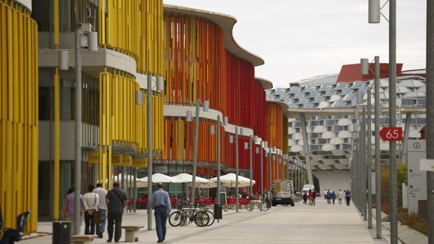 Antiguos pabellones de la Expo de Zaragoza reconvertidos en edificios de oficinas