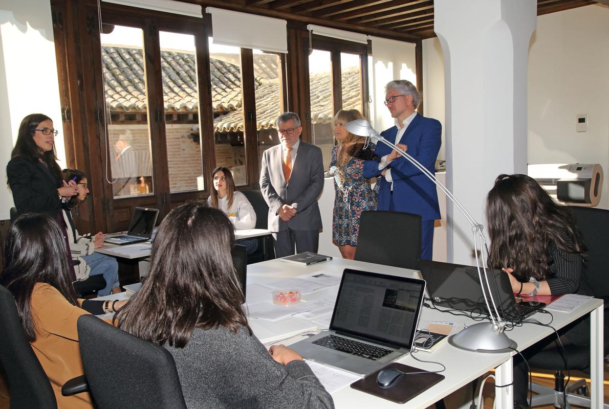 Felpeto, junto a Carlos Rojo y Olga Molina, durante una visita al Colegio de Arquitectos de Toledo