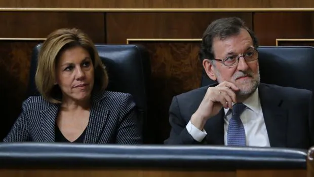 El presidente del Congreso, Mariano Rajoy, junto a la ministra de Defensa, María Dolores de Cospedal, en el hemiciclo