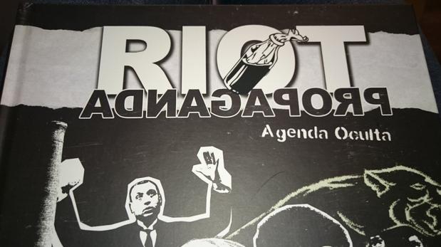 Los miembros de Riot Propaganda, ayer en los estudios de la radio municipal de Madrid