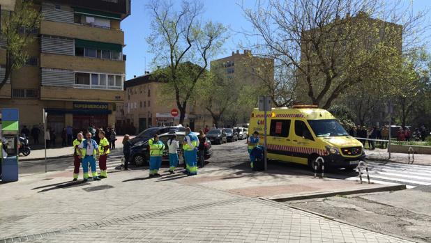 Despliegue policial en la calle de la Gran Avenida, número 27