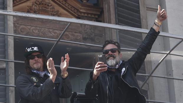 Imagen de los dos actores en el balcón del Ayuntamiento de Valencia