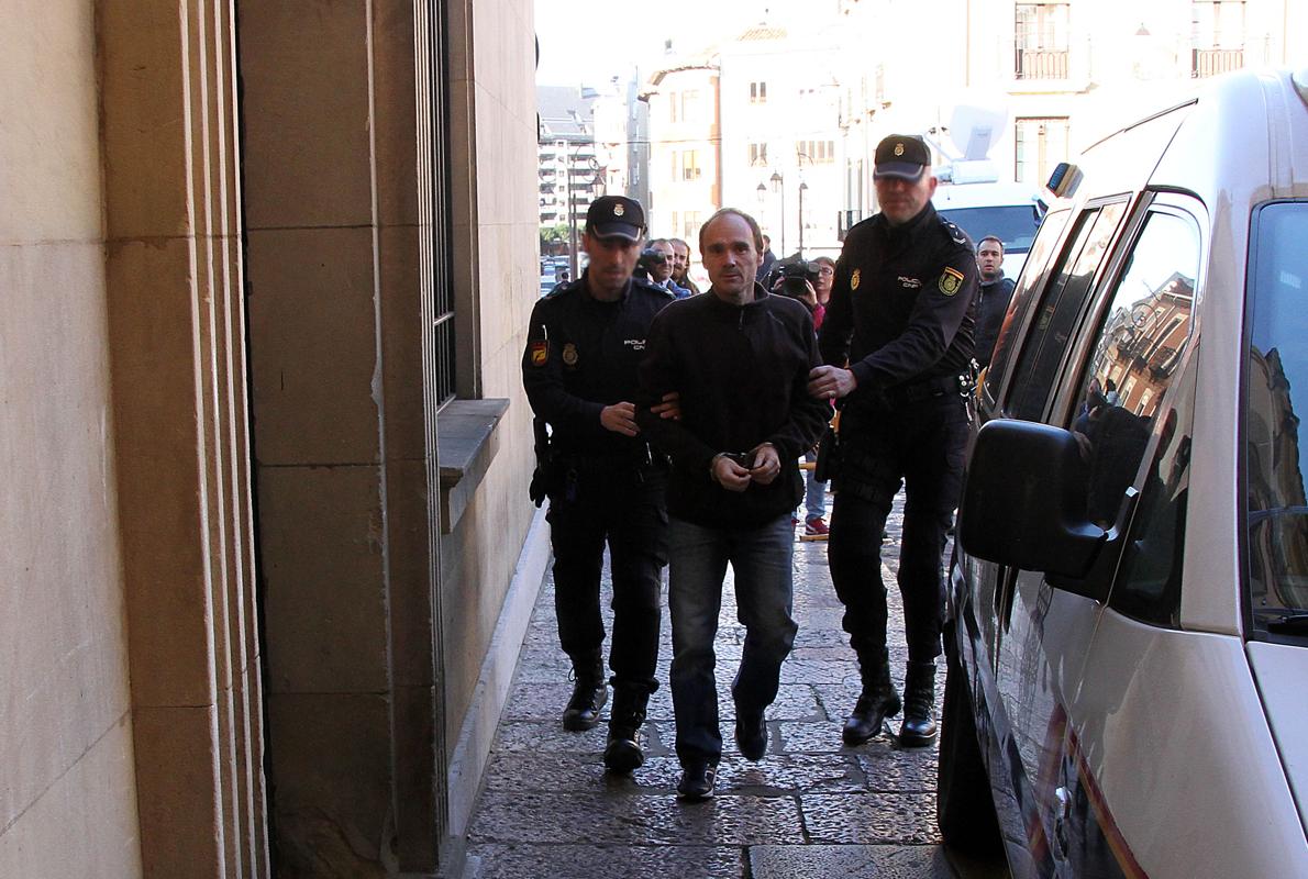 El presunto asesino de Denisse Pikka, a su llegada a la Audiencia de León