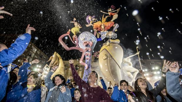 Imagen de los representantes de la Falla ganadora en la celebración del premio