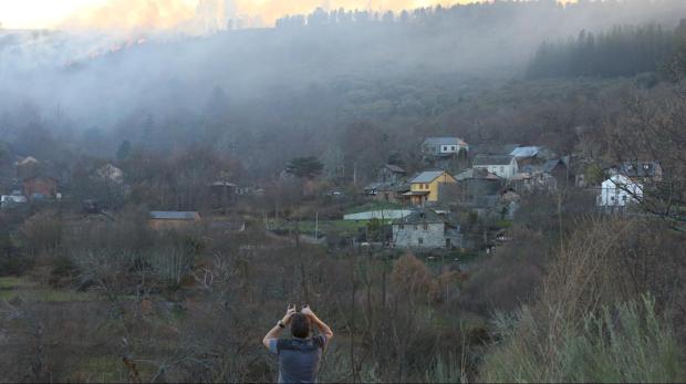 Incendio entre las localidades bercianas de Sésamo y Villar de Otero declarado este jueves