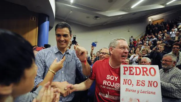 El candidato a la secretaría general del PSOE, Pedro Sánchez, a su llegada al campus de Orense