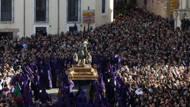 Miles de nazarenos desfilan en la procesión del Camino del Calvario de Cuenca