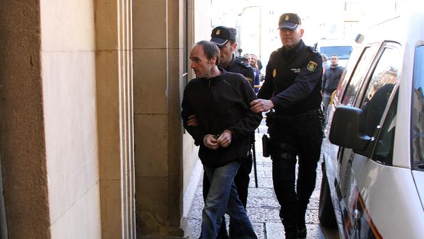 El presunto asesino de la peregrina Denise Pikka, entrando en la Audiencia Provincial de León