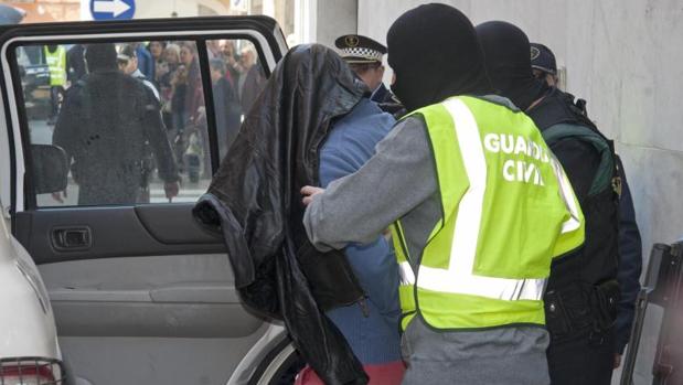 La Guardia Civil introduce en un coche al detenido en Santa Coloma de Farners (Girona)