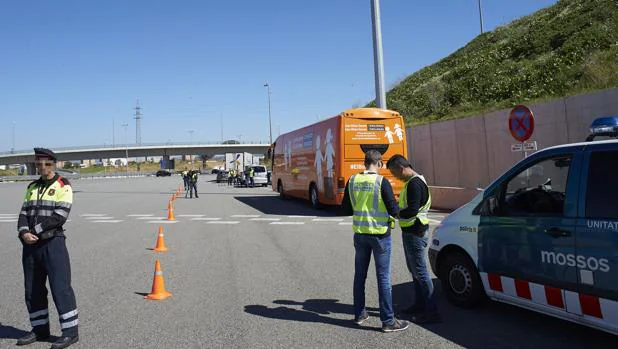 El autbús de Hazte Oír, detenido por los Mossos en el peaje de Martorell (Barcelona)