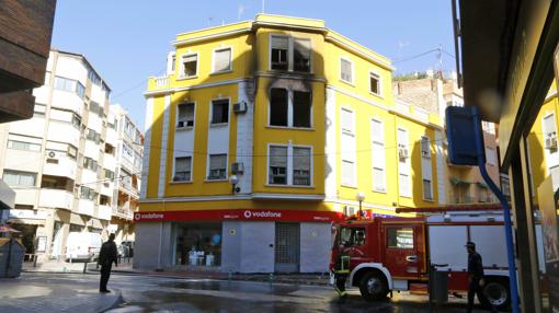 Imagen de los bomberos en la calle en la que se ha producido el incendio