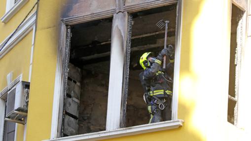 Imagen de uno de los agentes en la vivienda calcinada