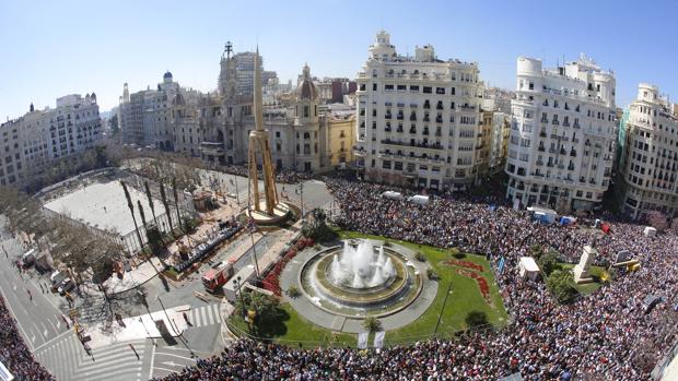 Imagen de la plaza del Ayuntamiento antes de la mascletà de este sábado